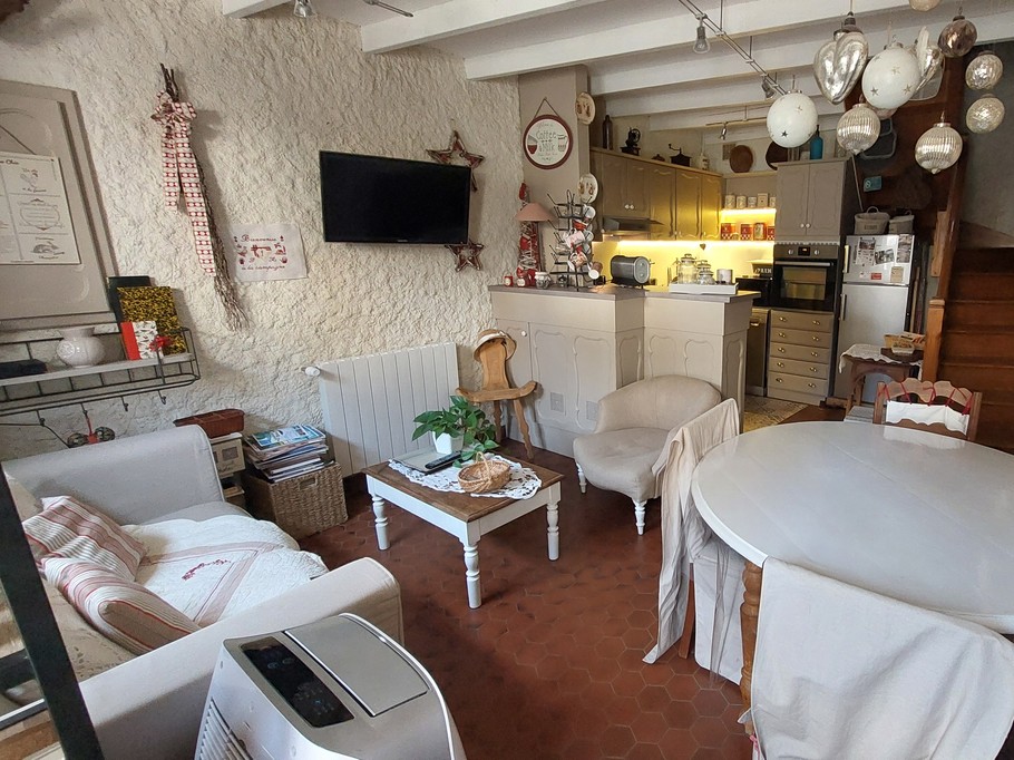 Vue d’ensemble du salon lumineux du gîte, parfait pour des soirées cocooning
