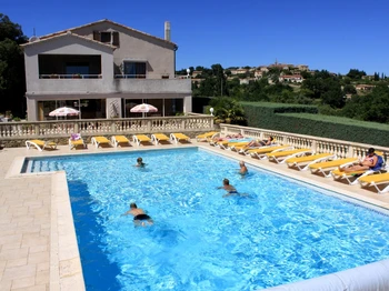 Piscine avec Bessas au loin