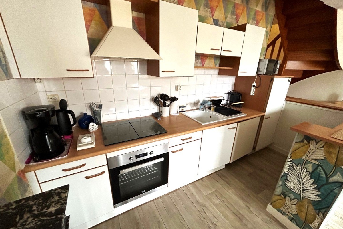 Barrière de sécurité en haut de l'escalier. Kit accueil bébé sur demande (lit parapluie, chaise haute et baignoire bébé)