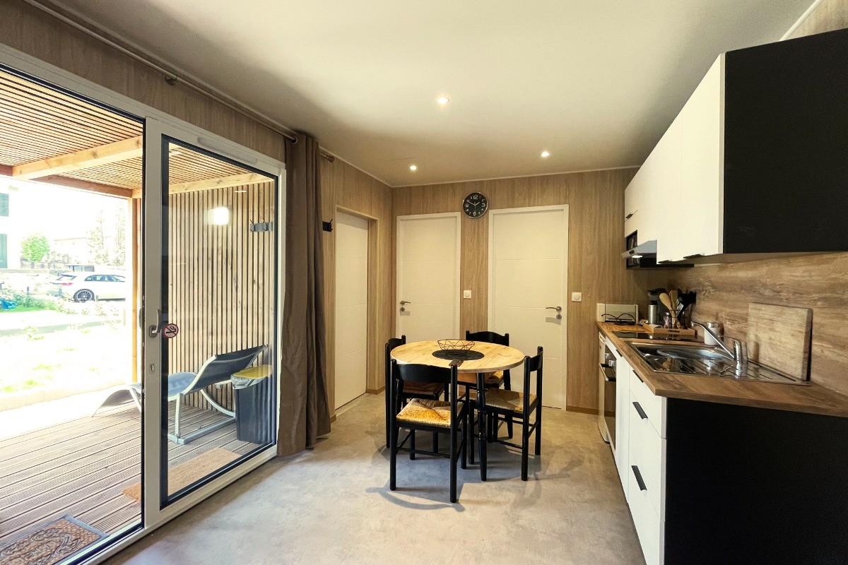 Cuisine ouverte sur salon/ séjour  - Lodge Loua Greenkub Vosges