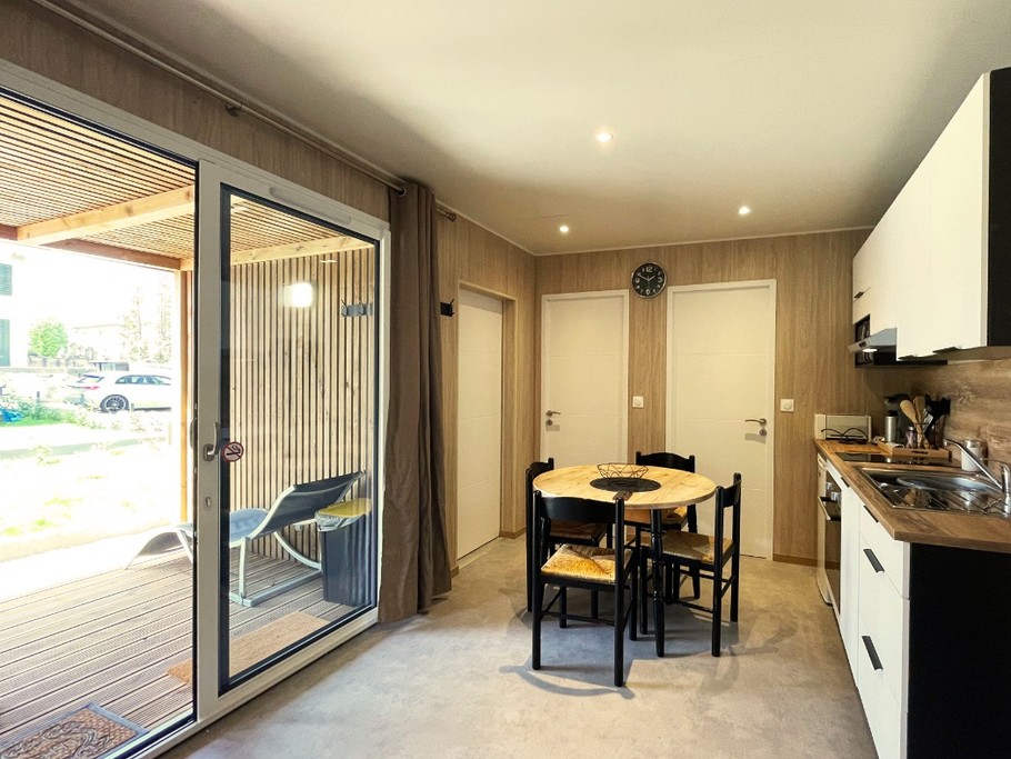 Cuisine ouverte sur salon/ séjour  - Lodge Loua Greenkub Vosges