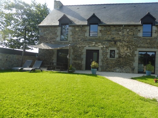 Maison rénovée avec terrasse et pelouse, grand espace de stationnement