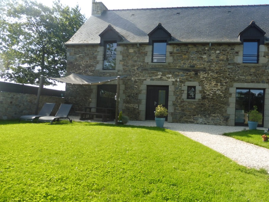 Maison rénovée avec terrasse et pelouse, grand espace de stationnement