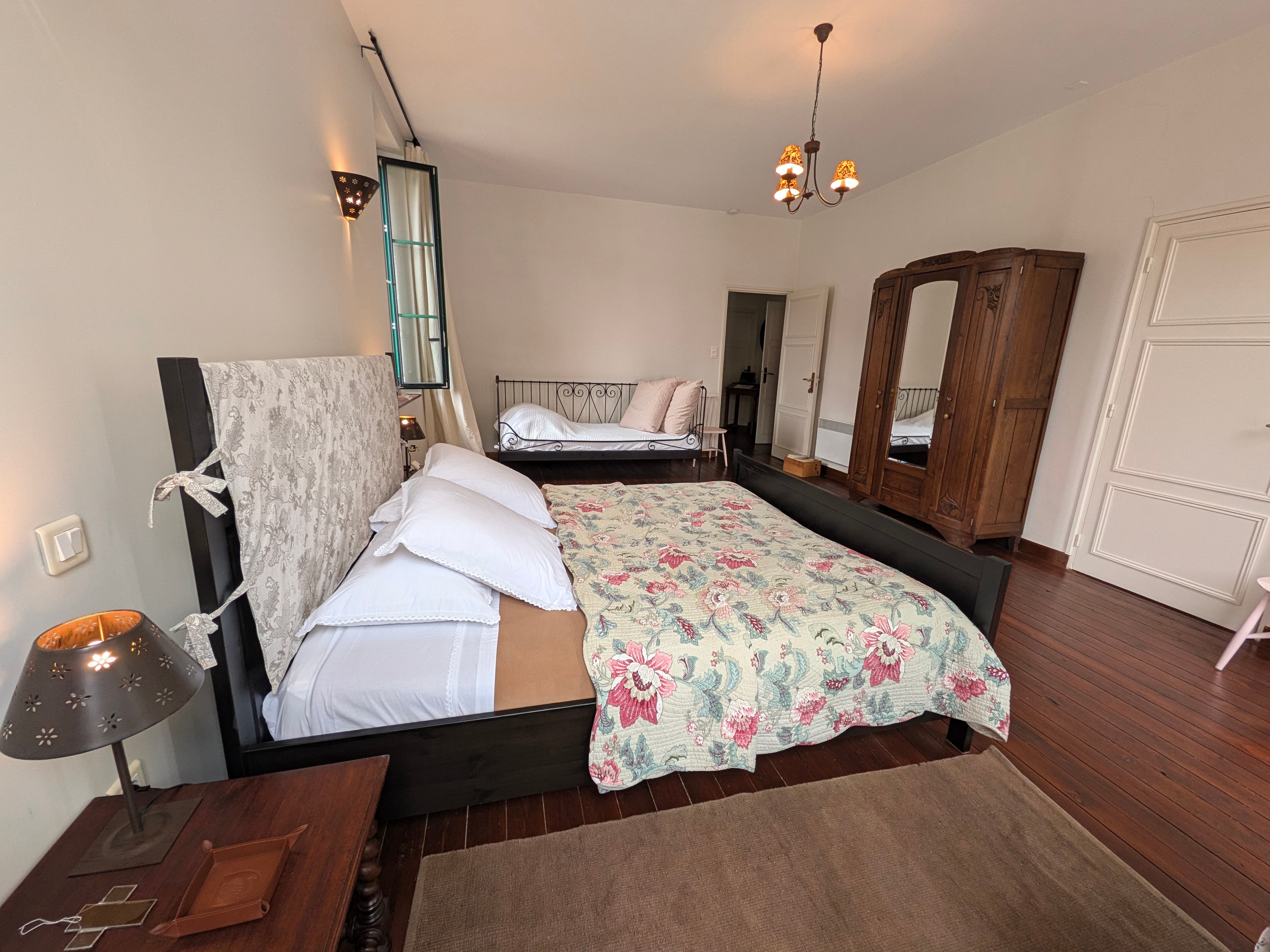 Chambre Aliénor "La Fuite en Egypte" à Moissac