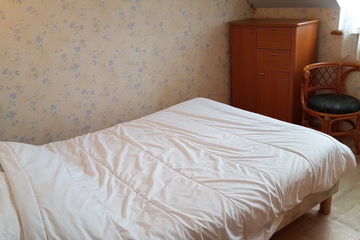 Chambre pour 2 personnes (lit 140 cm) avec armoire.