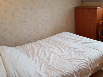 Chambre pour 2 personnes (lit 140 cm) avec armoire.