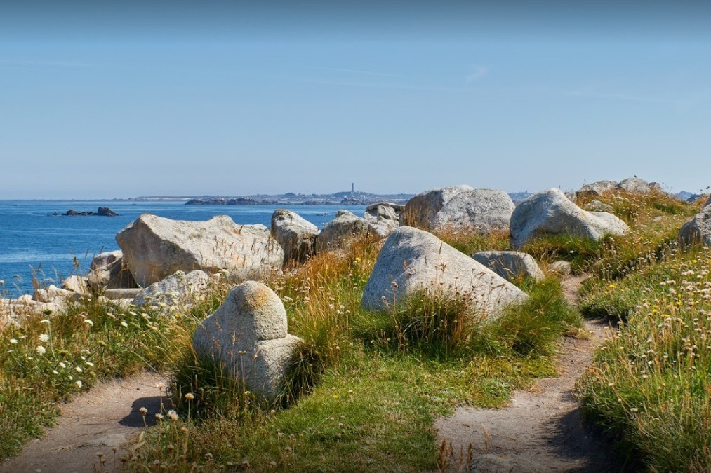 Sentier du GR 34 avec vue sur l'Ile de Batz et son phare