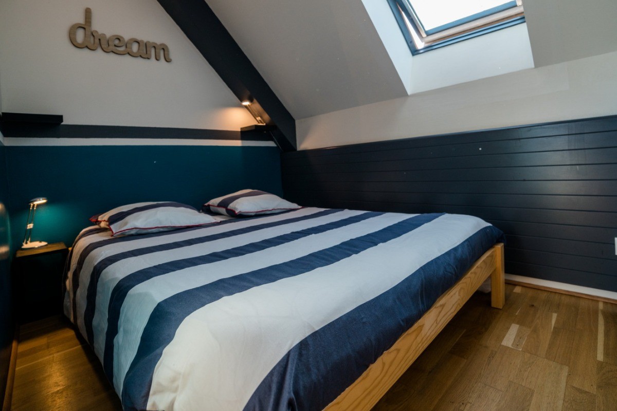 petite chambre avec placard et penderie