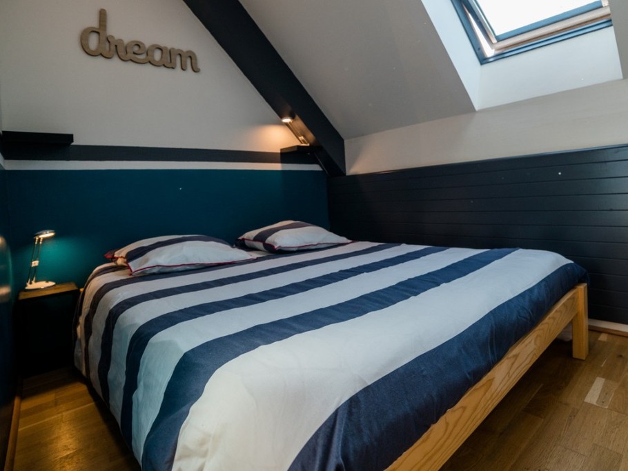 petite chambre avec placard et penderie