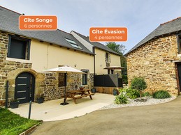 Façade de la longère rénovée.
A gauche se trouve le gîte "Songe" pouvant accueillir 6 personnes.
La cour, l'espace pelouse et la salle de sport sont communs aux 2 gîtes.