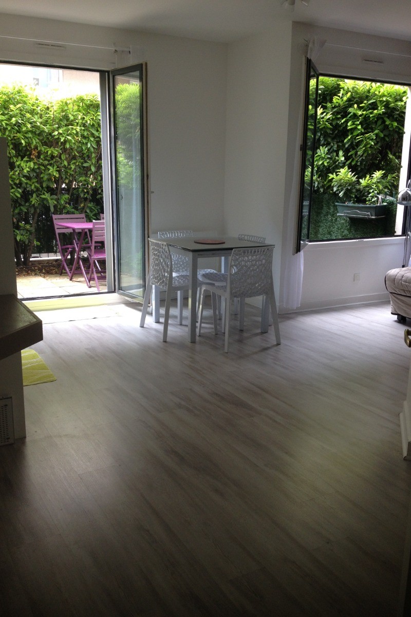 Pièce à vivre avec accès terrasse