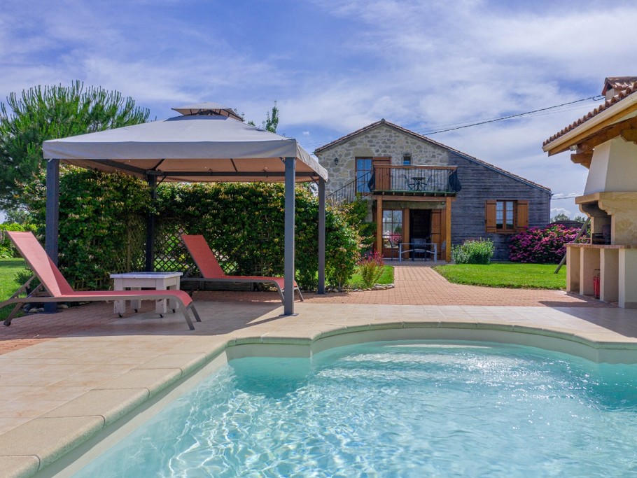 Le gîte et sa piscine