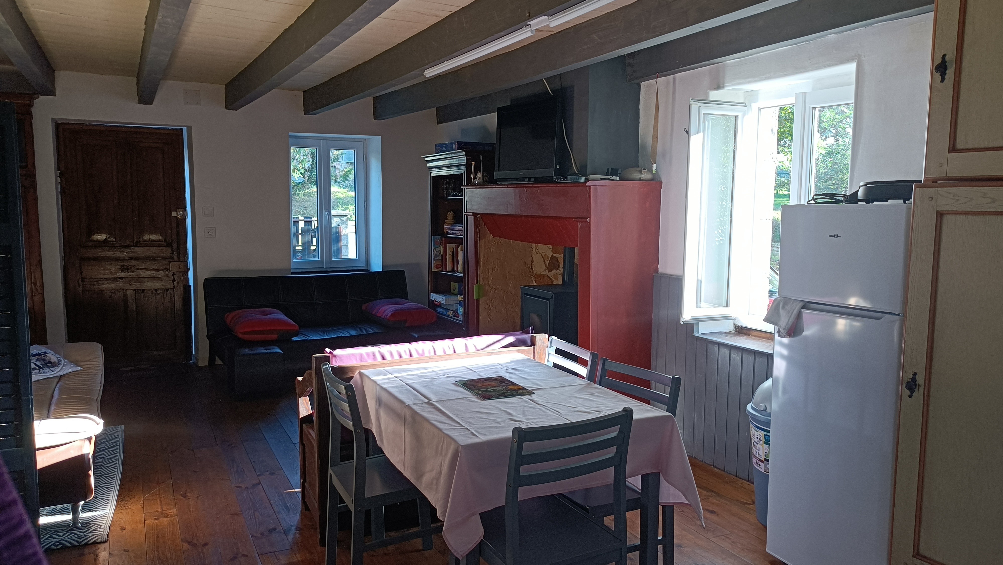 "Chez Guéguette" à Saint Jean Saint Gervais : la cuisine donnant sur le salon