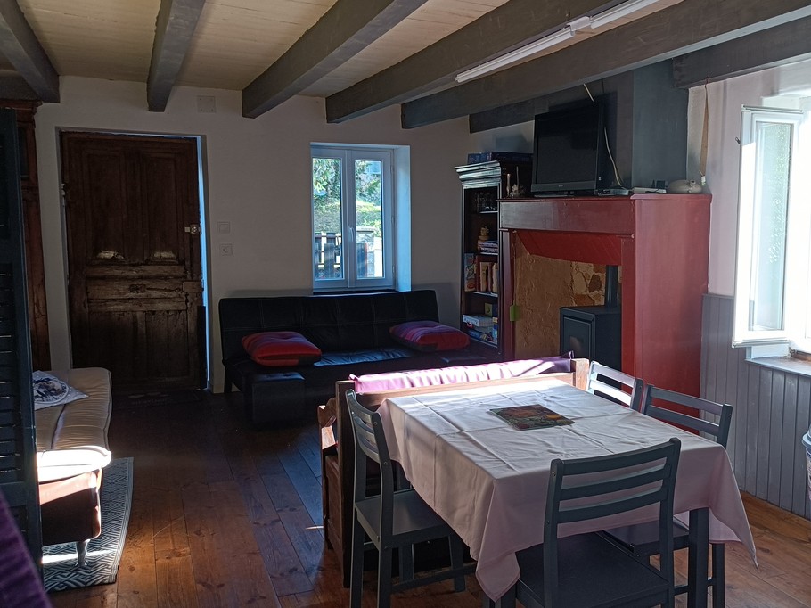 "Chez Guéguette" à Saint Jean Saint Gervais : la cuisine donnant sur le salon