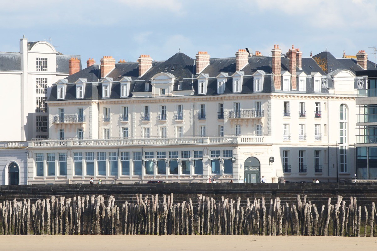 Façade immeuble, vue de la plage du sillon