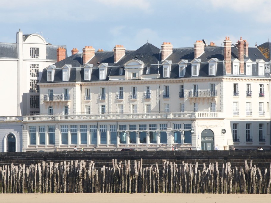 Façade immeuble, vue de la plage du sillon