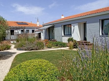 Outdoor area, access to the rooms.