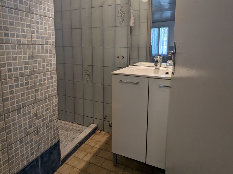 Salle d'eau avec WC indépendant