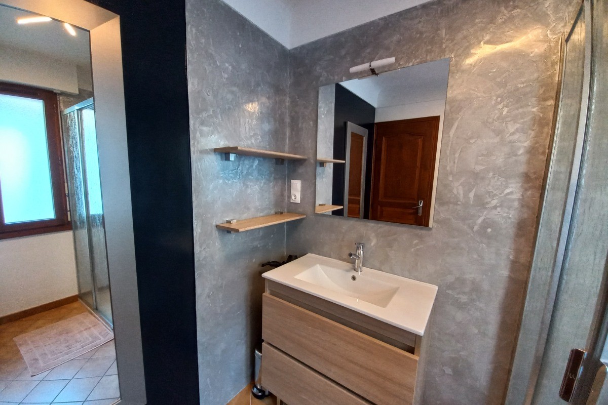 Etagères disponibles, miroir de pied , sèche cheveux à disposition libre