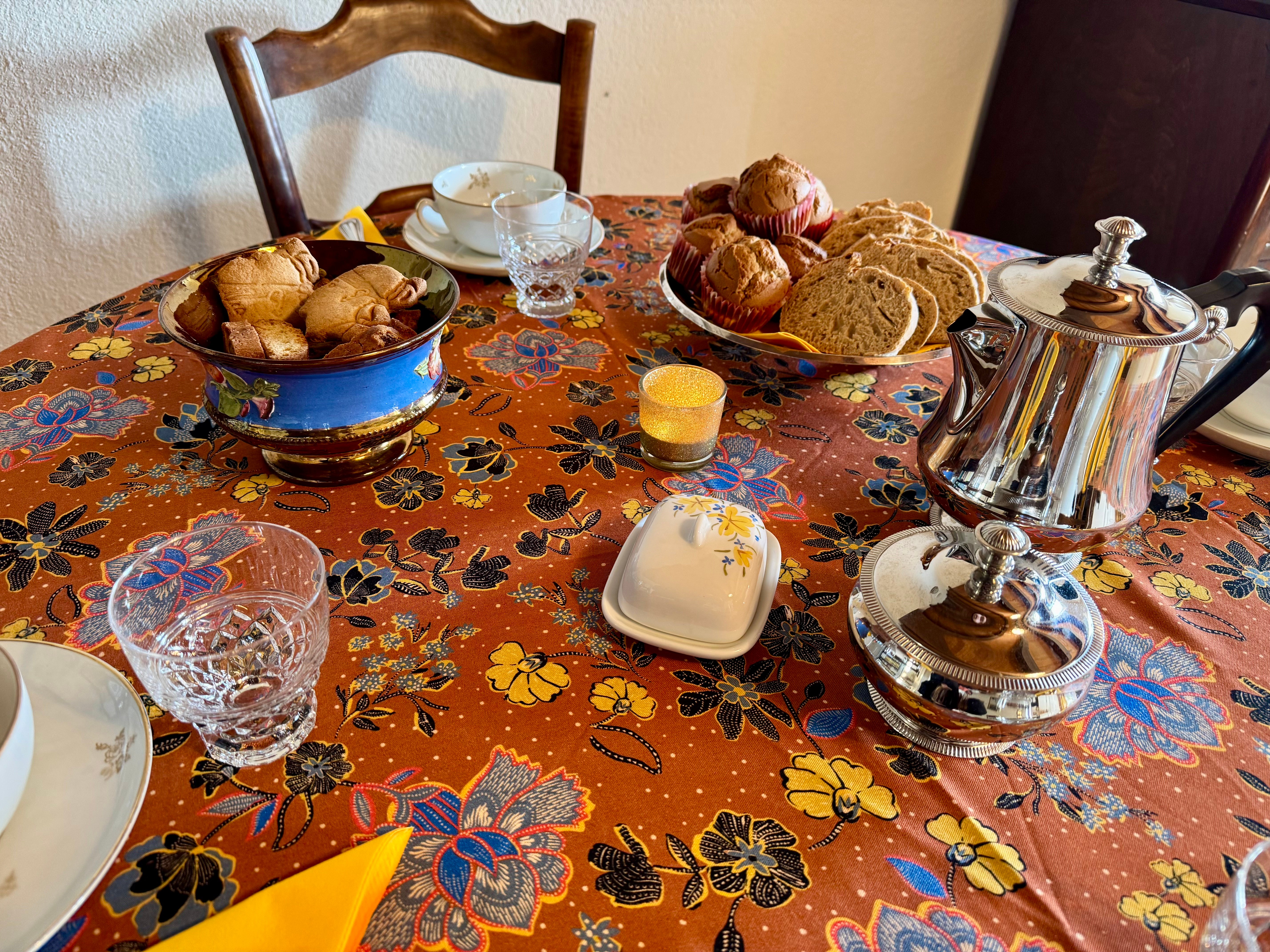 Petit déjeuner avec gâteaux fait maison