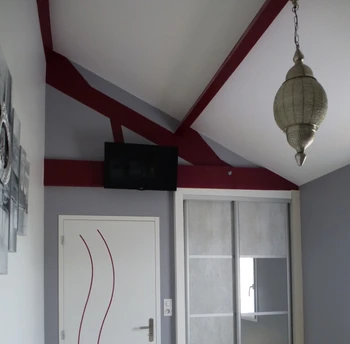 Chambre grise avec lit double (140), placard et TV.