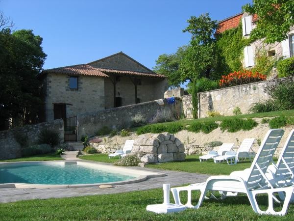 Ferme gasconne avec piscine www.gitesdepeyrouton.fr