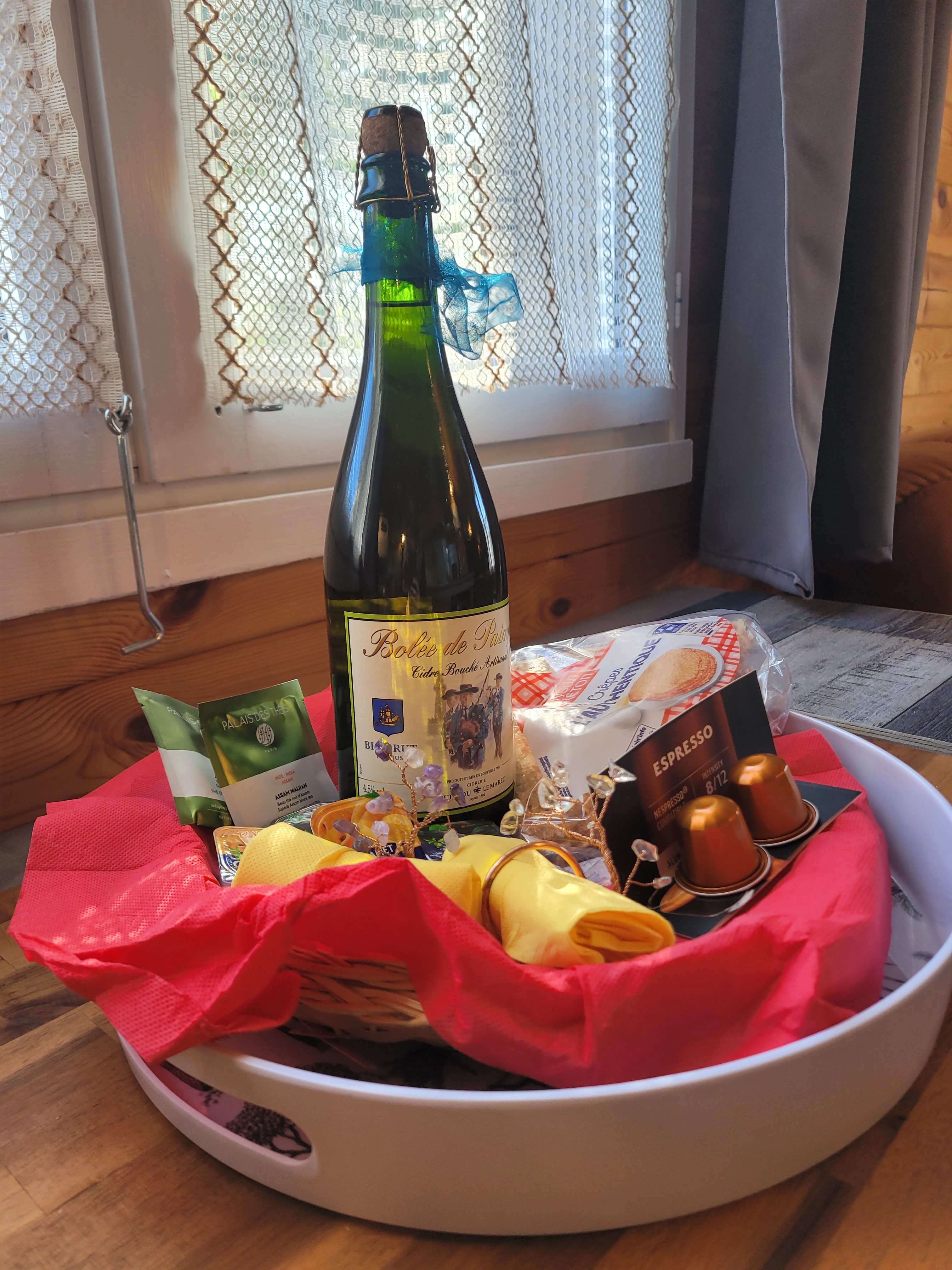 Example of a welcome basket, Clévacances rental, Chalet Mimosas, Gite de Kerhars