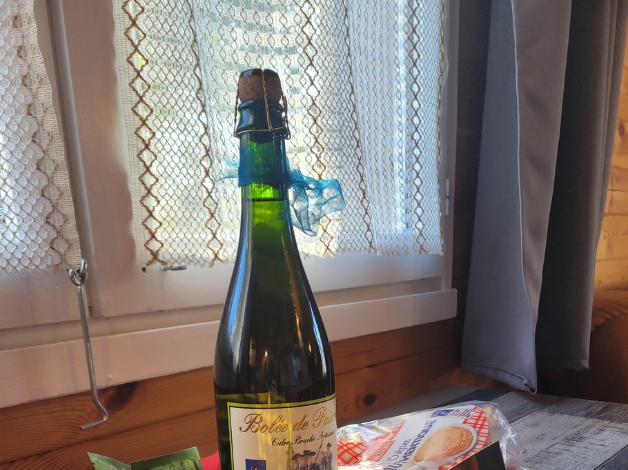 Example of a welcome basket, Clévacances rental, Chalet Mimosas, Gite de Kerhars