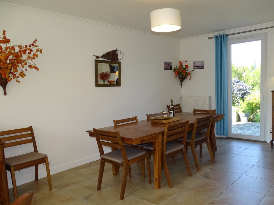 Séjour ouvert sur les terrasses, grande table accueillante.