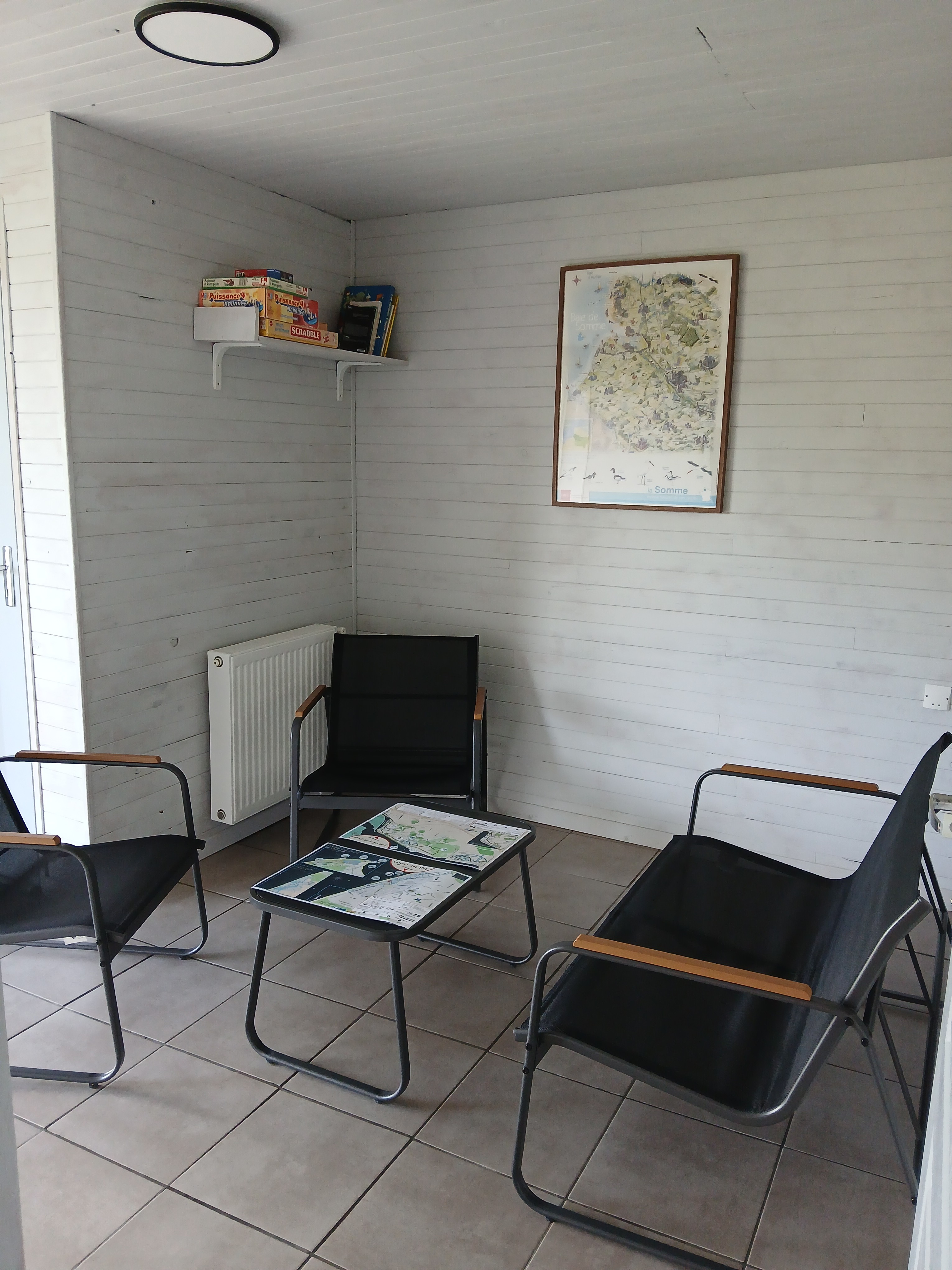 Salon avec jeux de société, bibliothèque, TV, Wifi Chambre d'hôtes Nibas La Somme