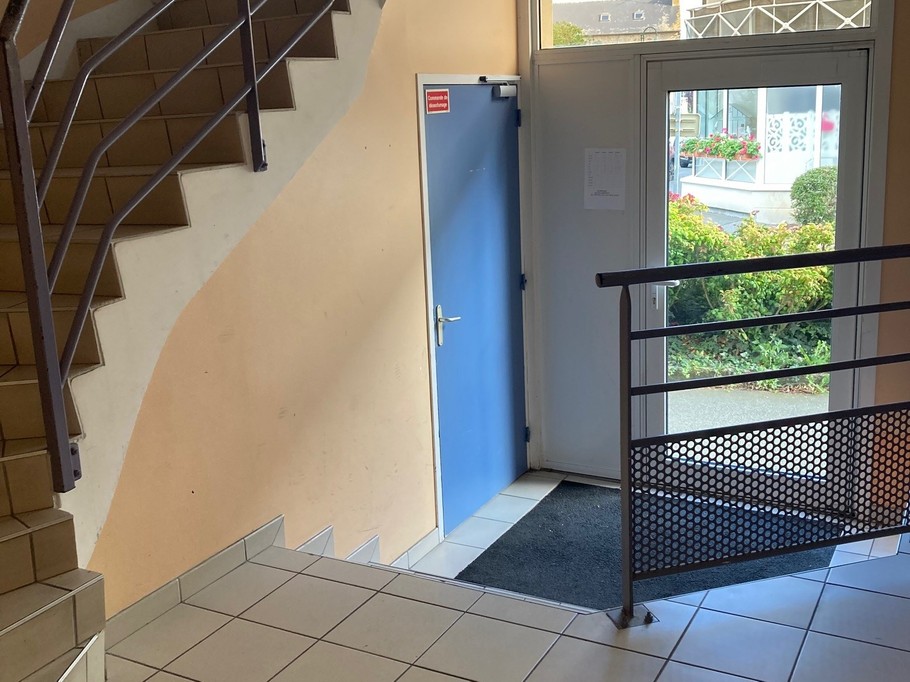 Hall d'entrée du bâtiment, dans une résidence récemment construite. L'appartement se trouve au 2e étage (sans ascenseur).