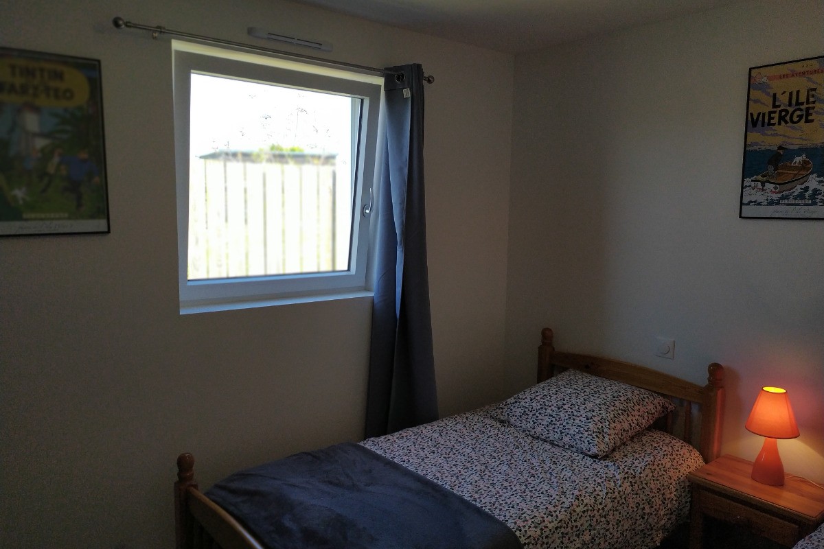 Chambre n°2 - lits en 90X190 - avec placards et penderie - espace,  livres et jeux pour enfants