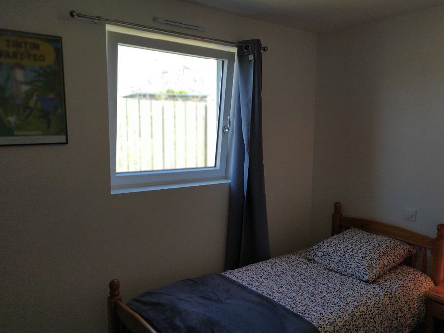 Chambre n°2 - lits en 90X190 - avec placards et penderie - espace, livres et jeux pour enfants