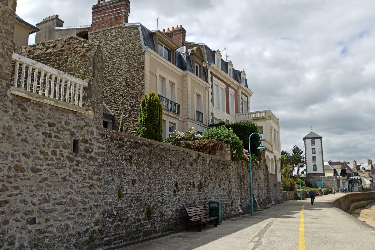 Le port et la plage des Bas Sablons, à proximité immédiate de l'appartement.