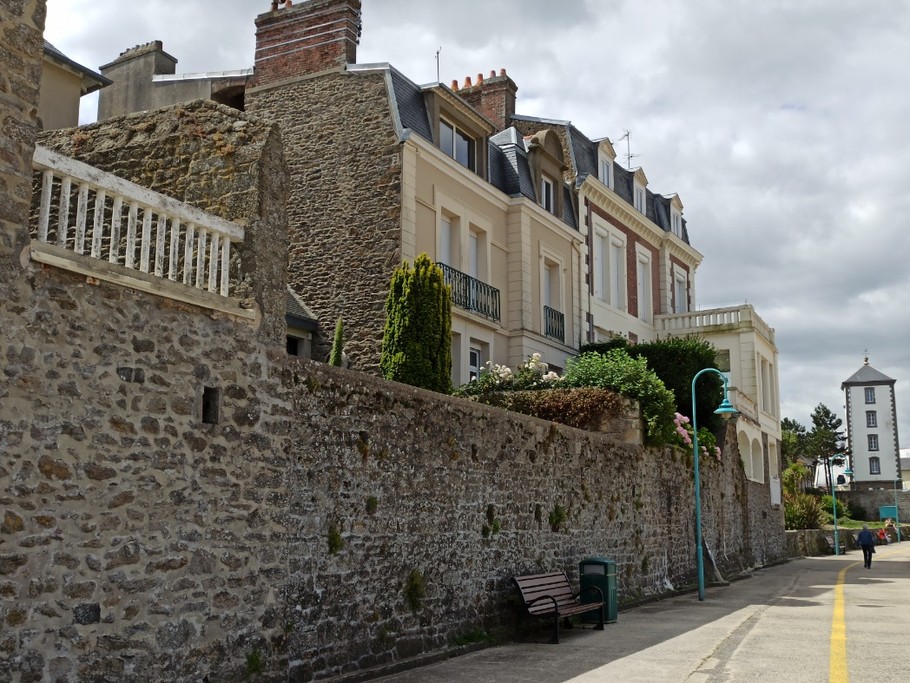 Le port et la plage des Bas Sablons, à proximité immédiate de l'appartement.