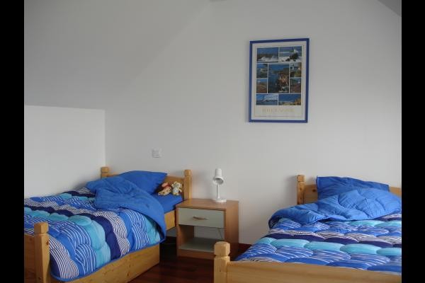 Chambre n°2 d'enfants : 2 lits jumeaux, lit d'appoint et lit pliant pour bébé