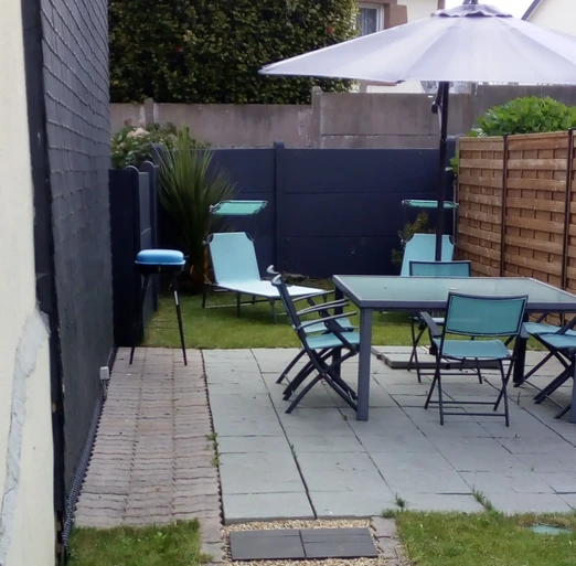 Petit jardin équipé (table,6 chaises, 2 transats,BBQ)