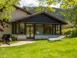 Vue de derrière depuis le jardin bien vert en mai ..