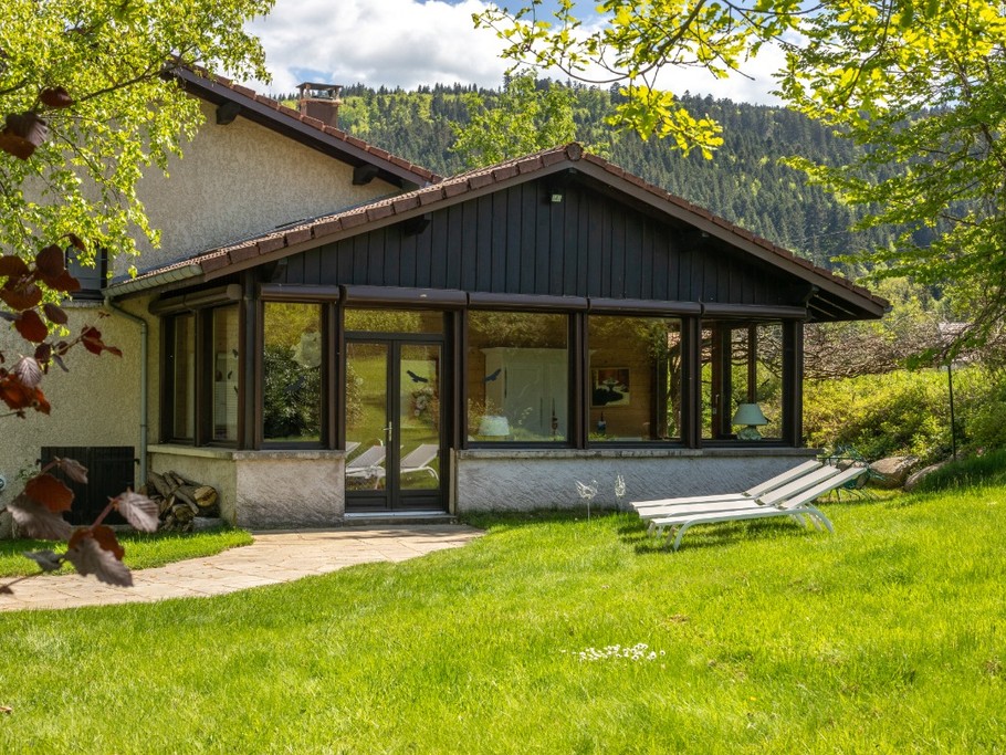 Vue de derrière depuis le jardin bien vert en mai ..