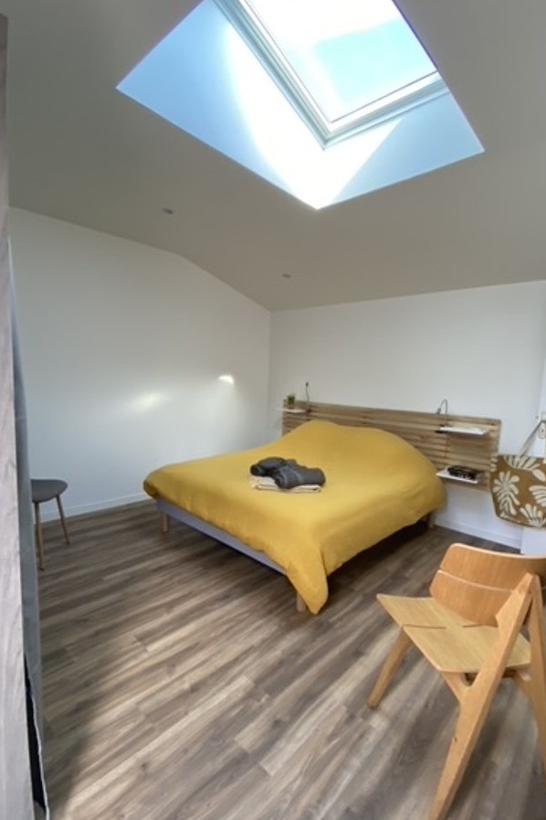 Chambre indépendante pour 2 personnes avec lit queen size 160 x 200 cm et grande penderie. Porte à clé donnant un accès direct à la terrasse.