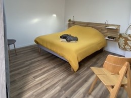 Chambre indépendante pour 2 personnes avec lit queen size 160 x 200 cm et grande penderie. Porte à clé donnant un accès direct à la terrasse.