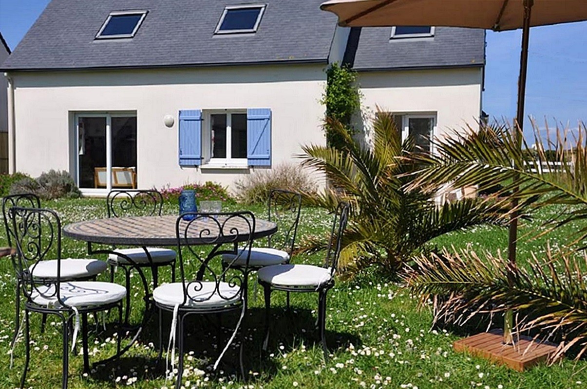 House with garden 300 m from the sea