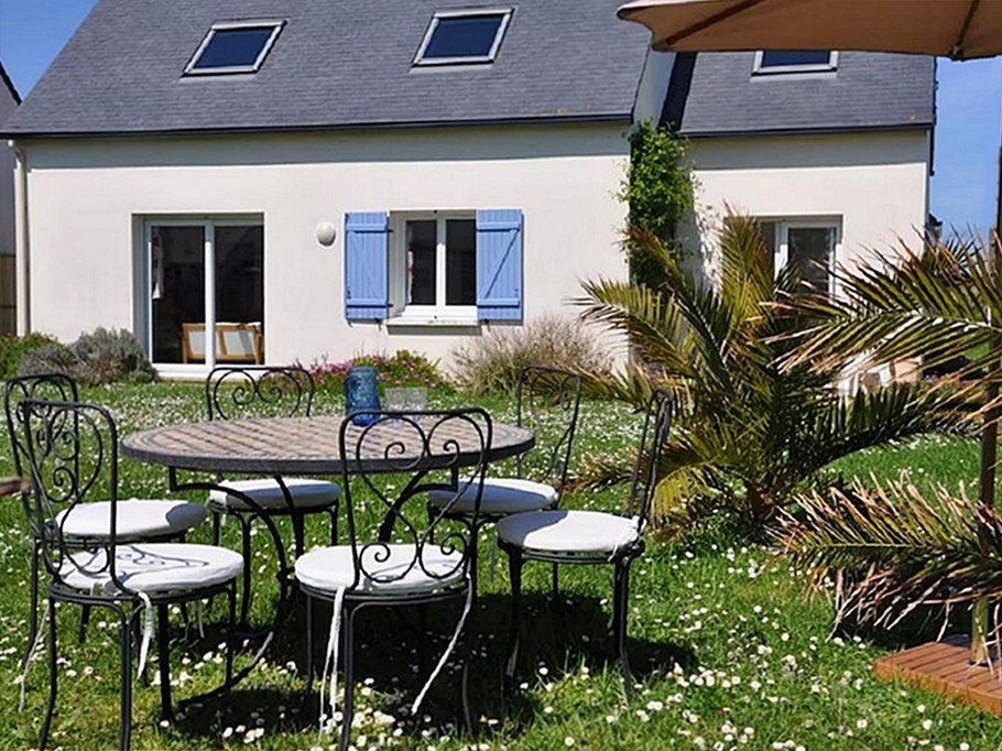 House with garden 300 m from the sea