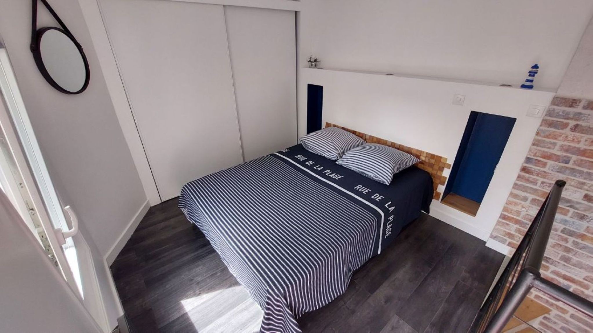 Une chambre qui donne sur la terrasse, avec placards