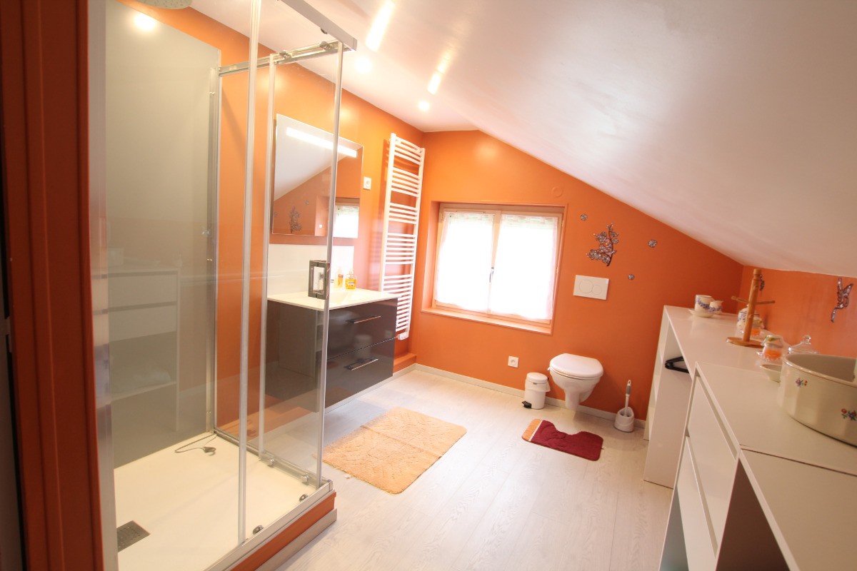 Salle de bain étage avec wc