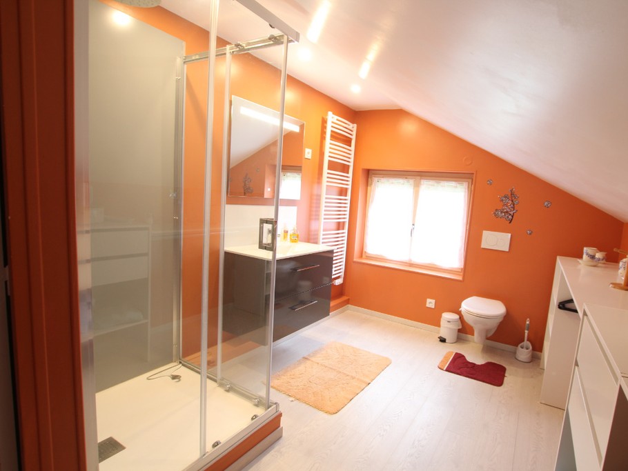 Salle de bain étage avec wc
