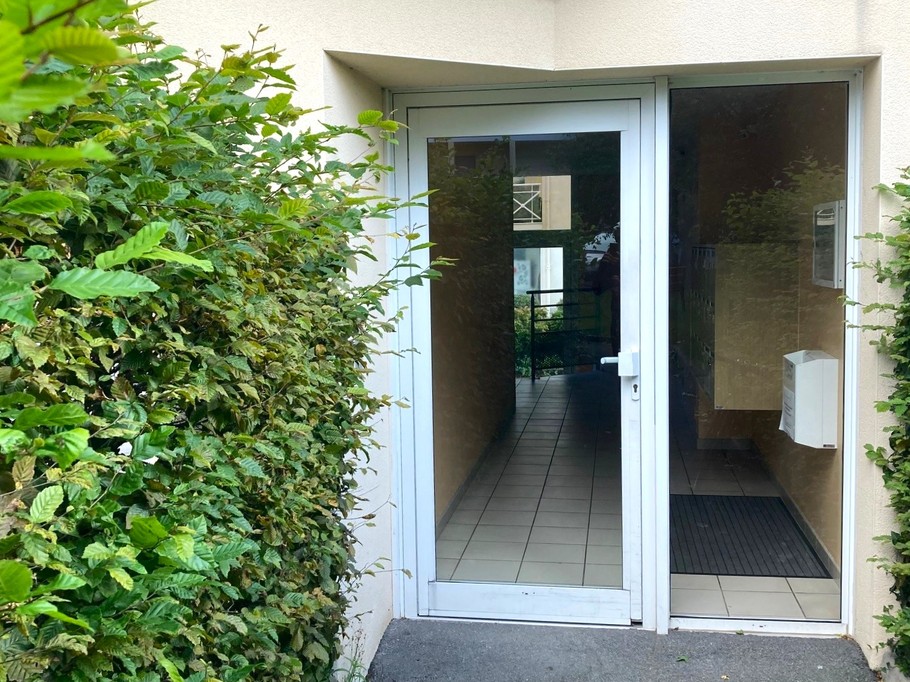 Entrée arrière du bâtiment, dans une résidence récemment construite. L'appartement se trouve au 2e étage (sans ascenseur).
