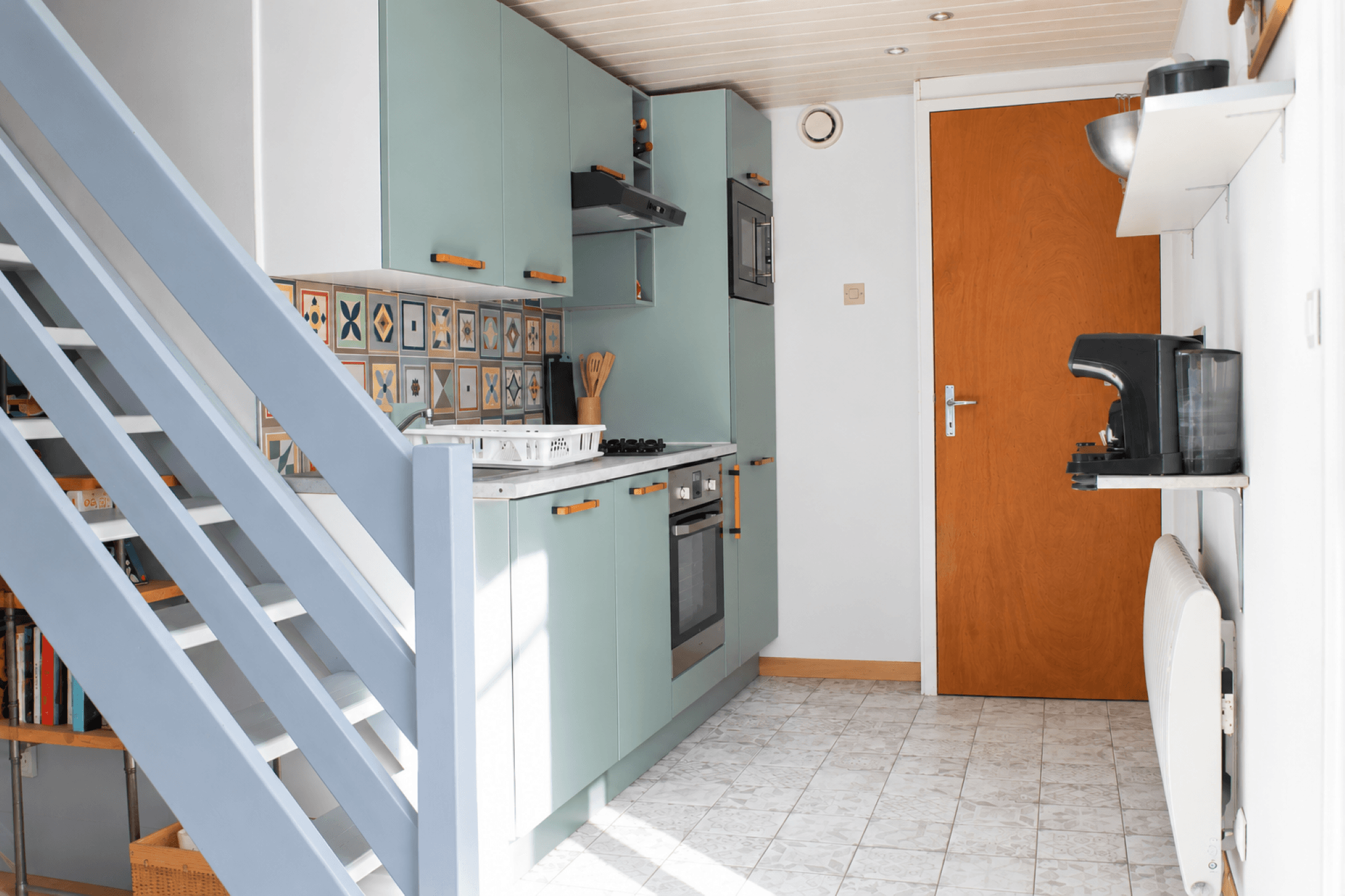 A droite en entrant, cuisine aménagée avec lave vaisselle, four, micro ondes, dans le cellier un lave linge