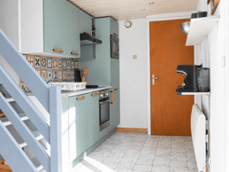 A droite en entrant, cuisine aménagée avec lave vaisselle, four, micro ondes, dans le cellier un lave linge