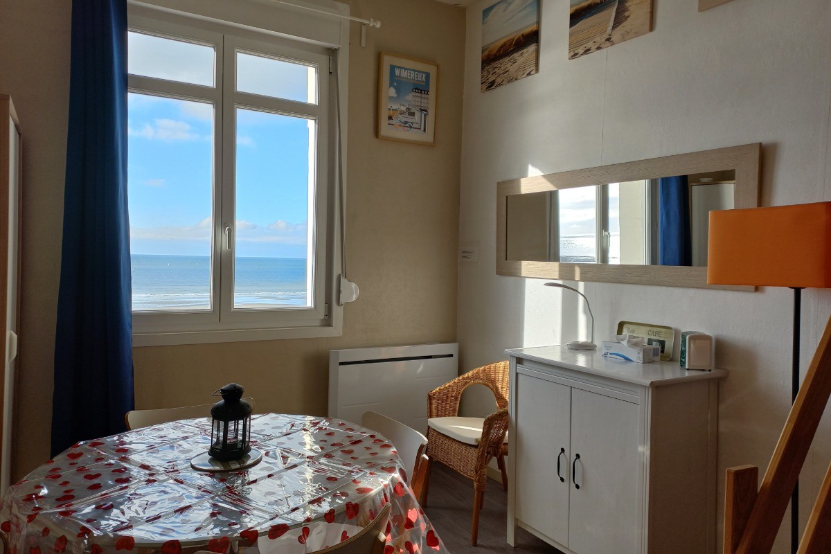 Coin salle à manger avec vue sur mer